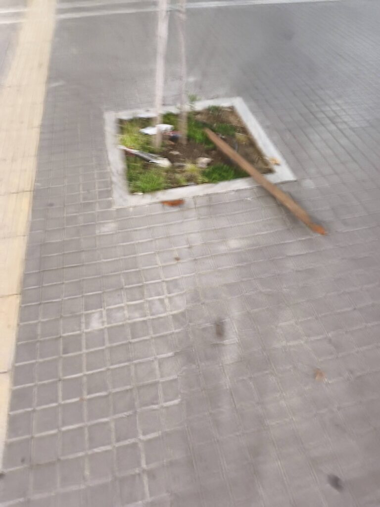 Πάτρα: Απερίγραπτη η εικόνα στο κέντρο - Σπασίματα και βρωμιές ΦΩΤΟ