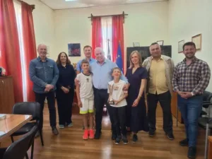 Ο δήμαρχος Αιγιάλειας με τον πρωταθλητή Ελλάδος στο Σκάκι Μαξίμ