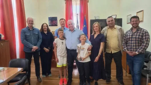 Ο δήμαρχος Αιγιάλειας με τον πρωταθλητή Ελλάδος στο Σκάκι Μαξίμ