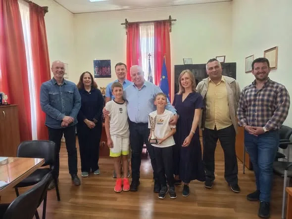 Ο δήμαρχος Αιγιάλειας με τον πρωταθλητή Ελλάδος στο Σκάκι Μαξίμ