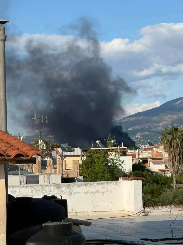 Πάτρα: Πυρκαγιά στις εγκαταστάσεις του πρώην εργοστασίου Pirelli - Καίγονται λάστιχα ΦΩΤΟ - ΒΙΝΤΕΟ