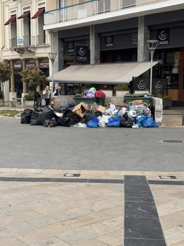 Πάτρα: Σκουπίδια κατακλύζουν το κέντρο ανήμερα της Πρωτομαγιάς ΦΩΤΟ