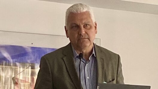 «Η δουλειά του πολιτικού συστήματος δεν είναι μόνον να ψηφίζει νόμους»