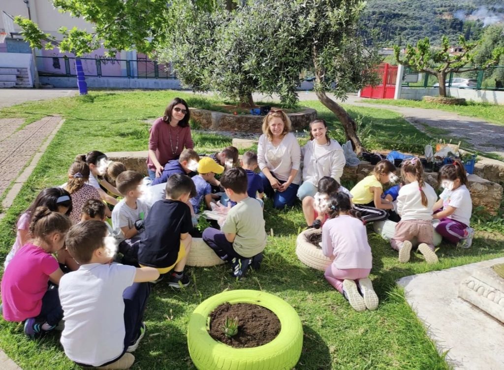 Μικροί κηπουροί των θαυμάτων στο 1ο Δημοτικό Σχολείο Ακράτας ΦΩΤΟ 33 Μικροί κηπουροί των θαυμάτων στο 1ο Δημοτικό Σχολείο Ακράτας ΦΩΤΟ