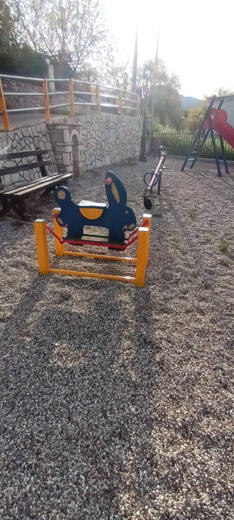 Αχαΐα: Είδαν κι έπαθαν σε χωριό και οι κάτοικοι έβαψαν μόνοι τους την Παιδική χαρά ΦΩΤΟ 29 Αχαΐα: Είδαν κι έπαθαν σε χωριό και οι κάτοικοι έβαψαν μόνοι τους την Παιδική χαρά ΦΩΤΟ
