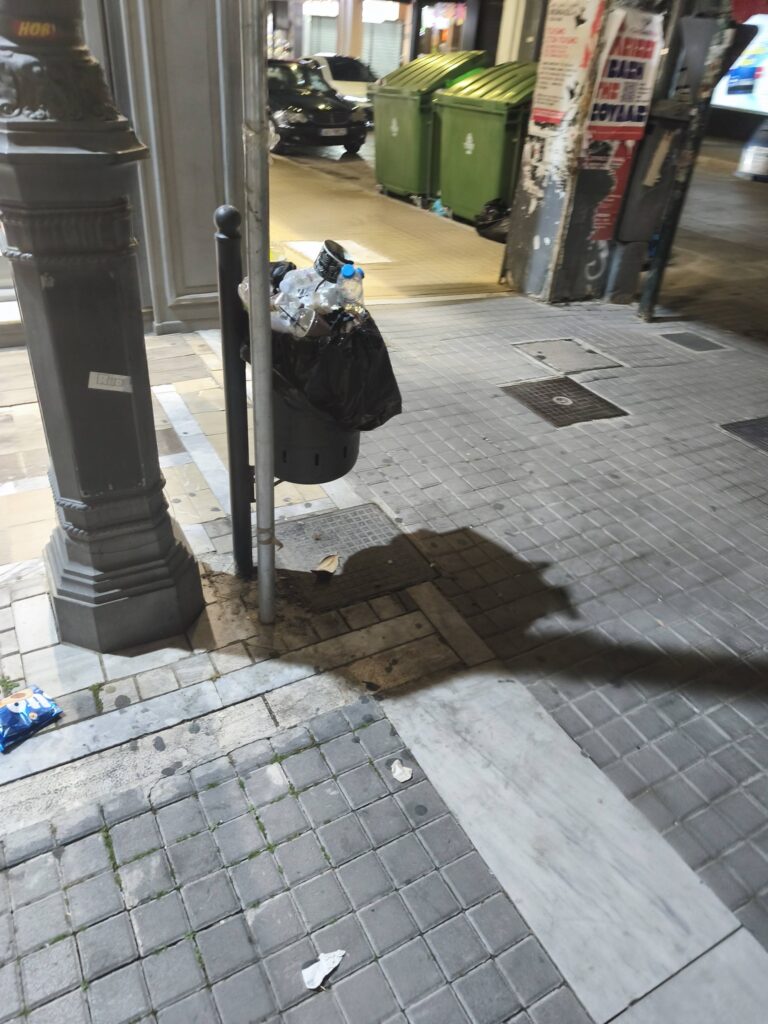 Πάτρα: Απερίγραπτη η εικόνα στο κέντρο - Σπασίματα και βρωμιές ΦΩΤΟ