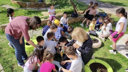 Μικροί κηπουροί των θαυμάτων στο 1ο Δημοτικό Σχολείο Ακράτας ΦΩΤΟ