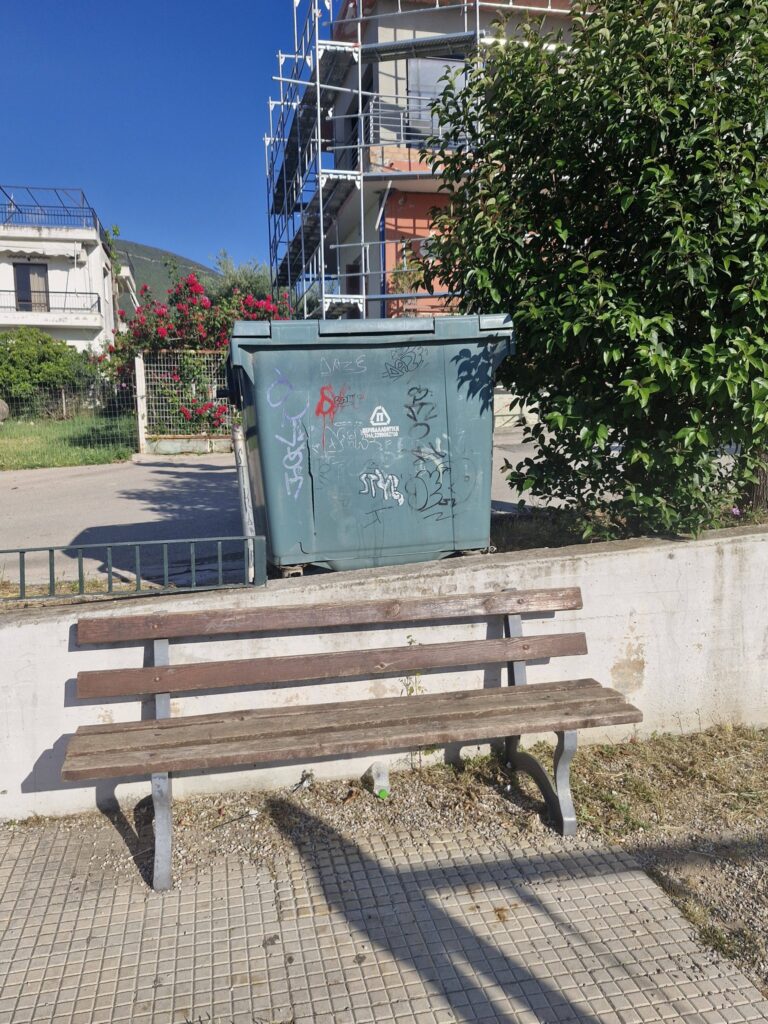 Οβρυά Πάτρας: Σίδερα επικίνδυνα, όργανα κατεστραμμένα και σκουπίδια δίπλα σε χώρο παιχνιδιού ΦΩΤΟ 30 Οβρυά Πάτρας: Σίδερα επικίνδυνα, όργανα κατεστραμμένα και σκουπίδια δίπλα σε χώρο παιχνιδιού ΦΩΤΟ