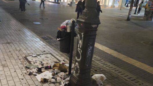 Πάτρα: Απερίγραπτη η εικόνα στο κέντρο - Σπασίματα και βρωμιές ΦΩΤΟ
