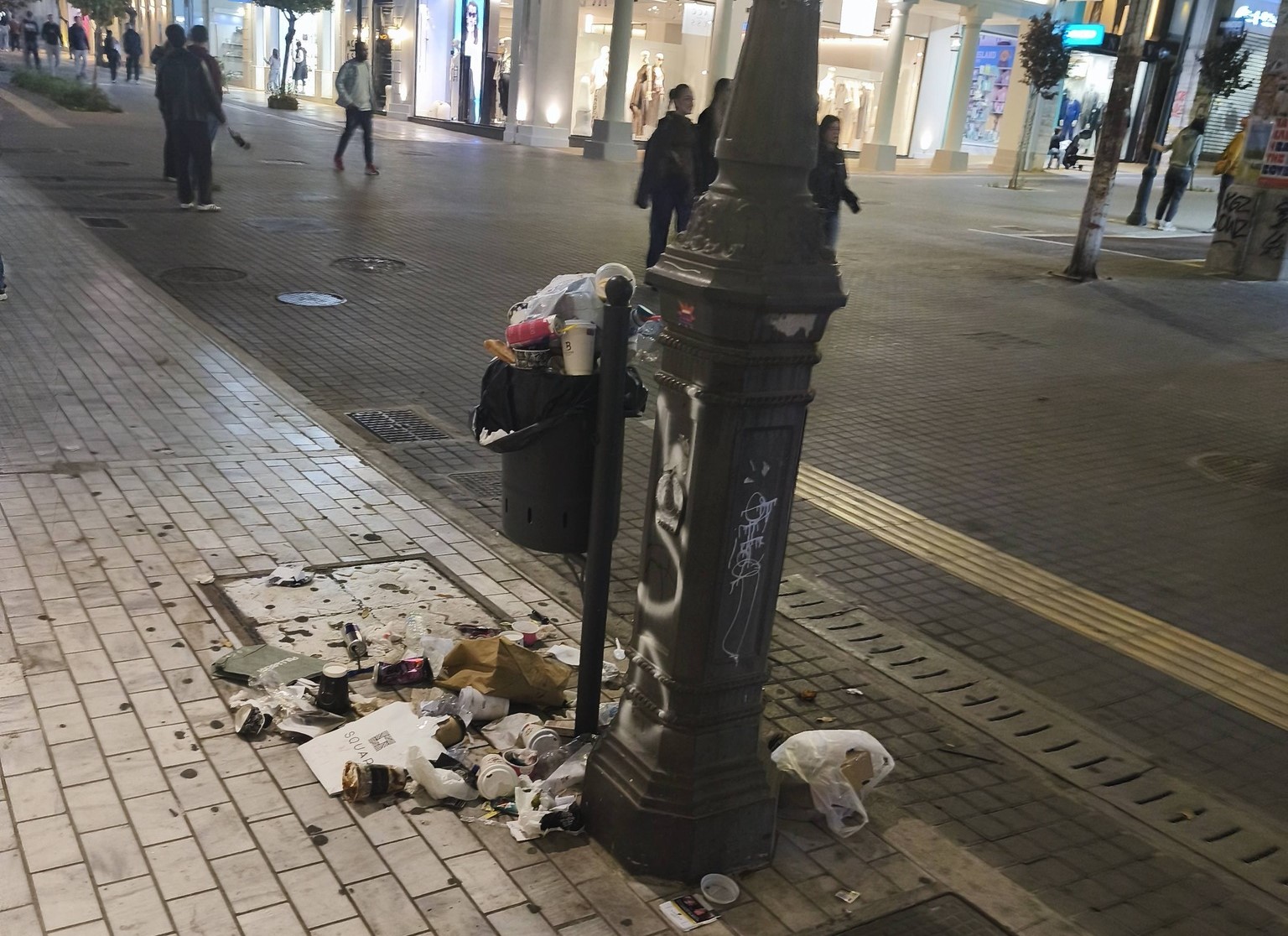 Πάτρα: Απερίγραπτη η εικόνα στο κέντρο - Σπασίματα και βρωμιές ΦΩΤΟ