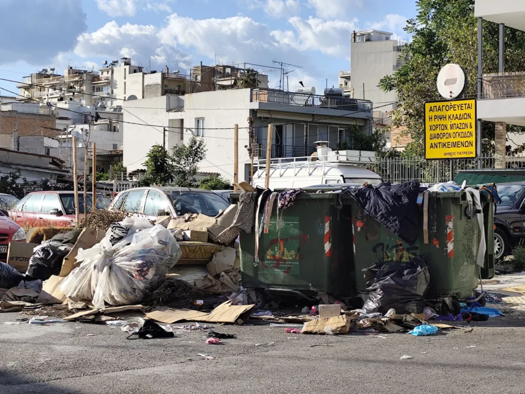 Πάτρα: Απελπιστική η κατάσταση με τα σκουπίδια - Εφτασαν μέχρι τα μπαλκόνια σπιτιών ΦΩΤΟ