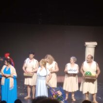 Η θεατρική παράσταση «Για ποια Ελένη πολεμήσαμε τελικά;» στο «Μηχανουργείο»