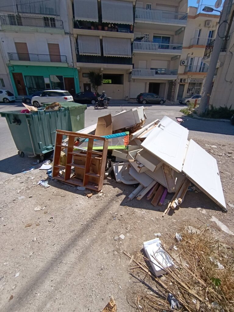 Πάτρα: Ξέφυγε η κατάσταση - Χωματερή στη μέση του δρόμου! ΦΩΤΟ 5 Πάτρα: Ξέφυγε η κατάσταση - Χωματερή στη μέση του δρόμου! ΦΩΤΟ