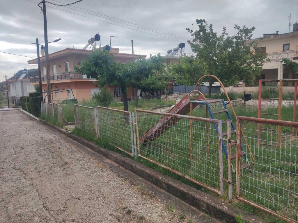 Πάτρα: Χόρτα, σκουριά και κίνδυνοι σε Παιδότοπο ΦΩΤΟ 33 Πάτρα: Χόρτα, σκουριά και κίνδυνοι σε Παιδότοπο ΦΩΤΟ