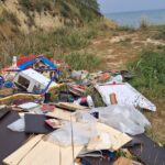 Αχαΐα: Πέταξαν ένα...αυτοκίνητο σκουπίδια σε γνωστή Ακτή ΦΩΤΟ