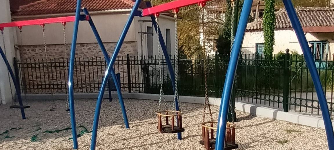 Αχαΐα: Είδαν κι έπαθαν σε χωριό και οι κάτοικοι έβαψαν μόνοι τους την Παιδική χαρά ΦΩΤΟ