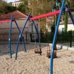 Αχαΐα: Είδαν κι έπαθαν σε χωριό και οι κάτοικοι έβαψαν μόνοι τους την Παιδική χαρά ΦΩΤΟ