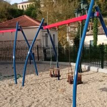 Αχαΐα: Είδαν κι έπαθαν σε χωριό και οι κάτοικοι έβαψαν μόνοι τους την Παιδική χαρά ΦΩΤΟ