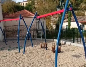 Αχαΐα: Είδαν κι έπαθαν σε χωριό και οι κάτοικοι έβαψαν μόνοι τους την Παιδική χαρά ΦΩΤΟ