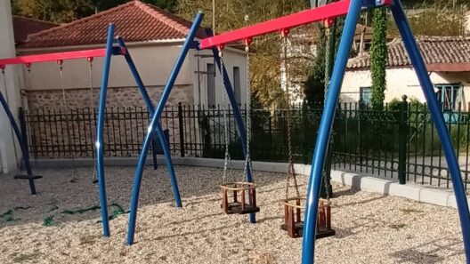 Αχαΐα: Είδαν κι έπαθαν σε χωριό και οι κάτοικοι έβαψαν μόνοι τους την Παιδική χαρά ΦΩΤΟ