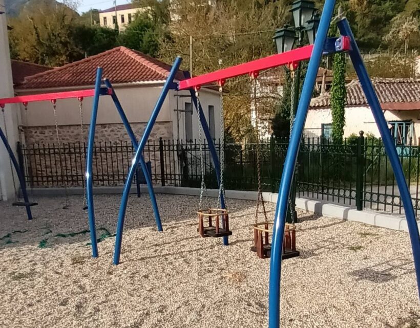 Αχαΐα: Είδαν κι έπαθαν σε χωριό και οι κάτοικοι έβαψαν μόνοι τους την Παιδική χαρά ΦΩΤΟ