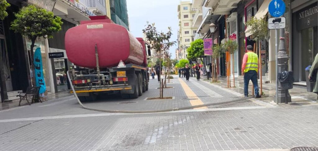 Πάτρα: Με 25τονο βυτίο ο δήμος ποτίζει τα δέντρα της Μαιζώνος - Κατά τ' αλλα ενοχλούν τα ΙΧ ΦΩΤΟ 29 Πάτρα: Με 25τονο βυτίο ο δήμος ποτίζει τα δέντρα της Μαιζώνος - Κατά τ' αλλα ενοχλούν τα ΙΧ ΦΩΤΟ