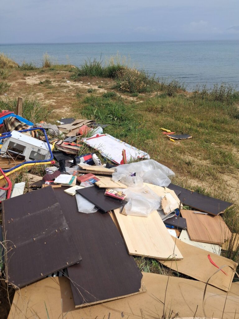 Αχαΐα: Πέταξαν ένα...αυτοκίνητο σκουπίδια σε γνωστή Ακτή ΦΩΤΟ 30 Αχαΐα: Πέταξαν ένα...αυτοκίνητο σκουπίδια σε γνωστή Ακτή ΦΩΤΟ
