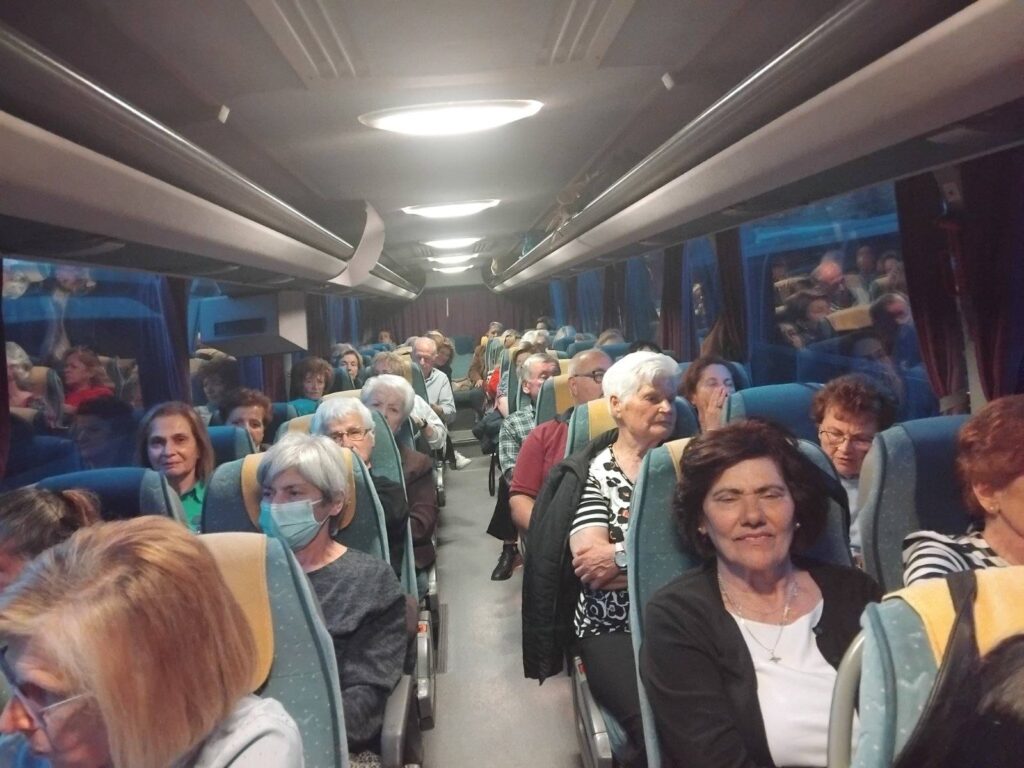 Στα Σπάτα για προσκύνημα ο Σύλλογος Αγίου Βασιλείου Ρίου ΦΩΤΟ 