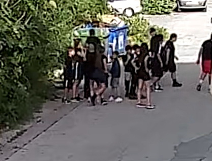 Πάτρα: Νεαροί ρομά αναστατώνουν την Τέρψη - Με ξύλα απειλούν και καταστρέφουν ό,τι βρουν ΦΩΤΟ ΝΤΟΚΟΥΜΕΝΤΑ 32 Πάτρα: Νεαροί ρομά αναστατώνουν την Τέρψη - Με ξύλα απειλούν και καταστρέφουν ό,τι βρουν ΦΩΤΟ ΝΤΟΚΟΥΜΕΝΤΑ