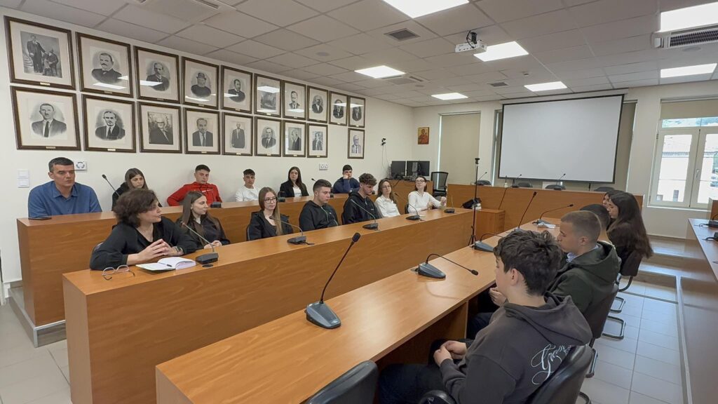 «Από την Ευρώπη στην τοπική κοινωνία» - Οι μαθητές του ΓΕΛ Κλειτορίας συνομιλούν με τον Δήμο Καλαβρύτων ΦΩΤΟ 30 «Από την Ευρώπη στην τοπική κοινωνία» - Οι μαθητές του ΓΕΛ Κλειτορίας συνομιλούν με τον Δήμο Καλαβρύτων ΦΩΤΟ