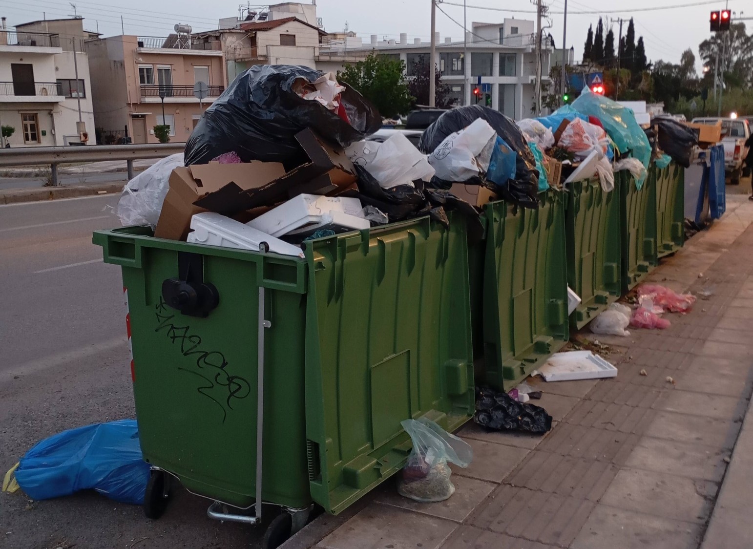 Πάτρα: Κατάντια…η εικόνα της πόλης στον πιο κεντρικό λεωφορειόδρομο ΦΩΤΟ