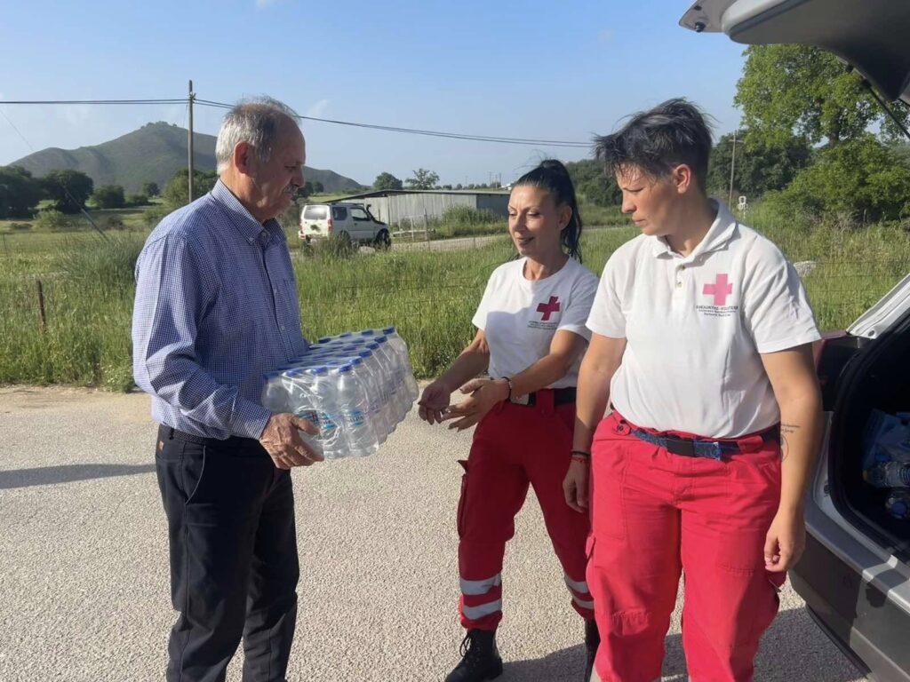 Δυτική Αχαΐα: Πού και γιατί ο δήμος έστησε υπαίθριο Σταθμό και μοιράζει νερά ΦΩΤΟ 33 Δυτική Αχαΐα: Πού και γιατί ο δήμος έστησε υπαίθριο Σταθμό και μοιράζει νερά ΦΩΤΟ