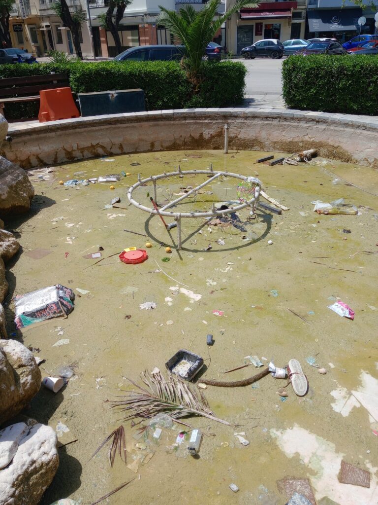 Πάτρα: Εγκατάλειψη και σκουπίδια στο σιντριβάνι της Αγίας Σοφίας ΦΩΤΟ 29 Πάτρα: Εγκατάλειψη και σκουπίδια στο σιντριβάνι της Αγίας Σοφίας ΦΩΤΟ