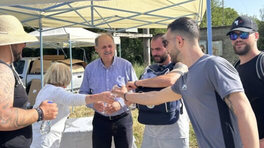Δυτική Αχαΐα: Πού και γιατί ο δήμος έστησε υπαίθριο Σταθμό και μοιράζει νερά ΦΩΤΟ 40 Δυτική Αχαΐα: Πού και γιατί ο δήμος έστησε υπαίθριο Σταθμό και μοιράζει νερά ΦΩΤΟ