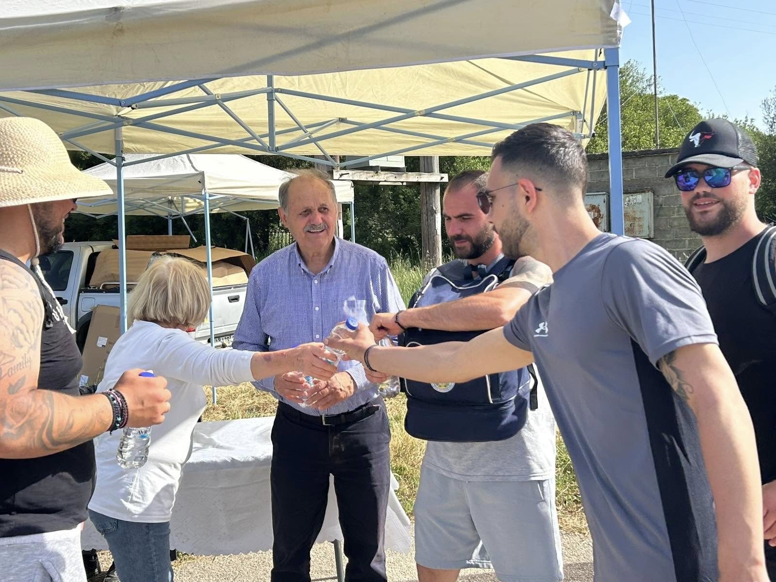 Δυτική Αχαΐα: Πού και γιατί ο δήμος έστησε υπαίθριο Σταθμό και μοιράζει νερά ΦΩΤΟ