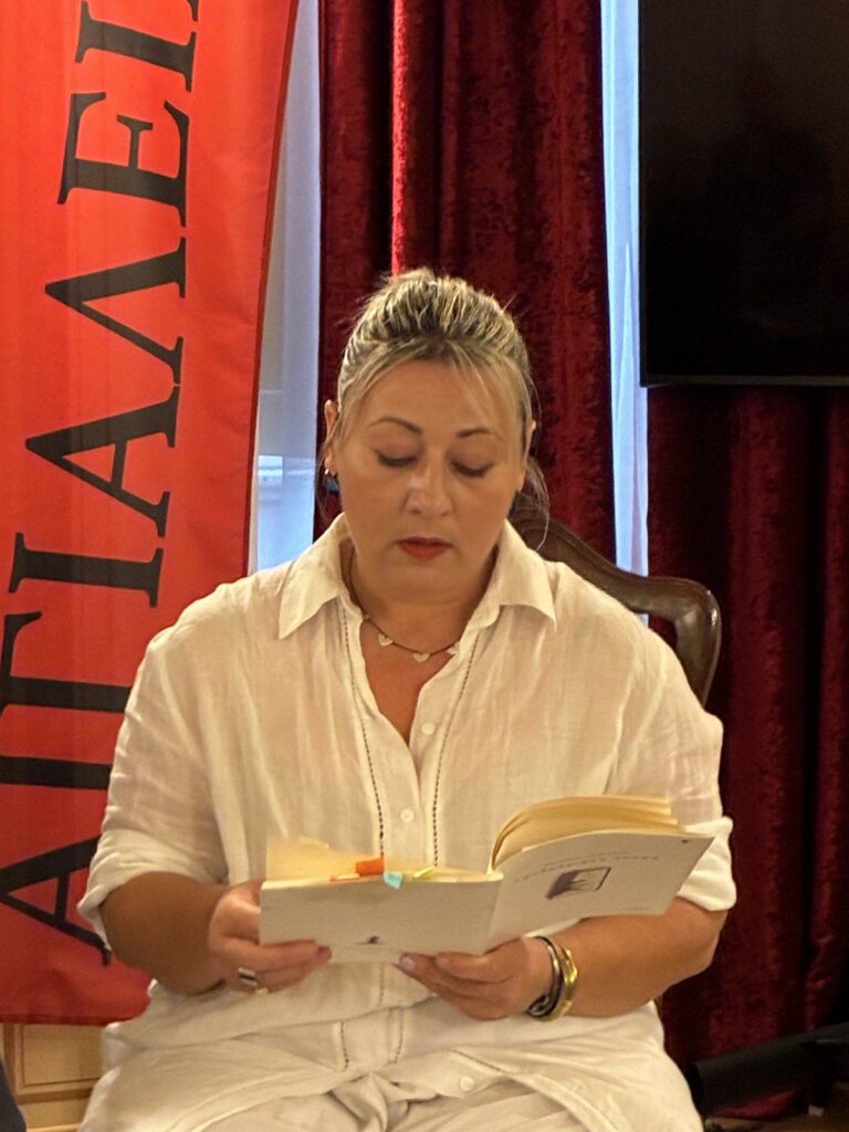 Η παρουσίαση της ποιητικής συλλογής «Αφοδράριστη γραφή» της Πηνελόπης Αλιβιζάτου ΦΩΤΟ 31 Η παρουσίαση της ποιητικής συλλογής «Αφοδράριστη γραφή» της Πηνελόπης Αλιβιζάτου ΦΩΤΟ