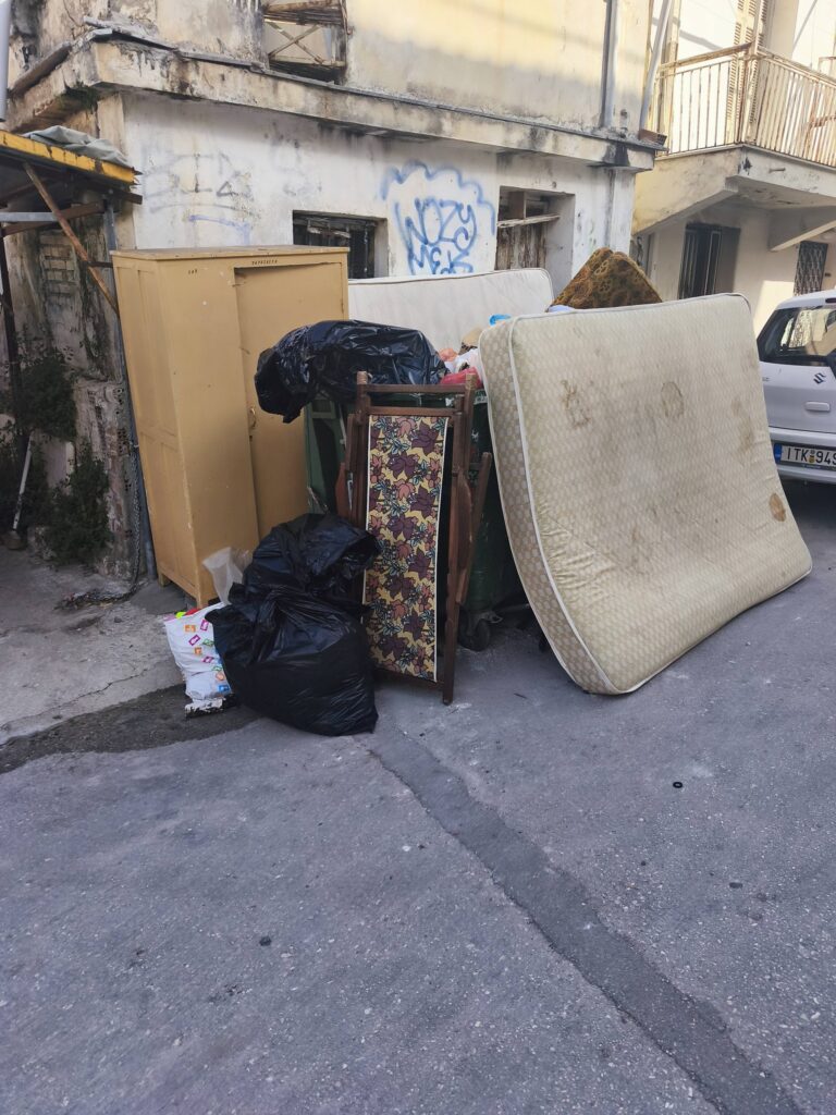 Πάτρα: Δόθηκε λύση με το...«επιπλάδικο» έξω από σπίτι ΦΩΤΟ 27 Πάτρα: Δόθηκε λύση με το...«επιπλάδικο» έξω από σπίτι ΦΩΤΟ