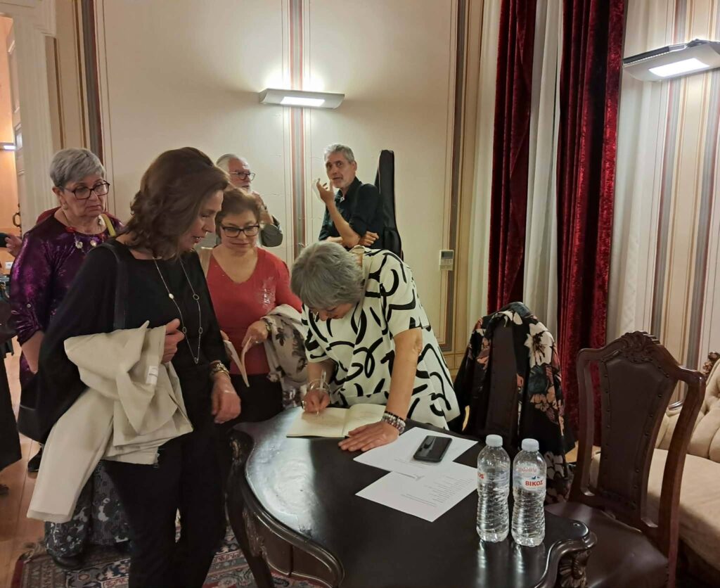 Η παρουσίαση της ποιητικής συλλογής «Αφοδράριστη γραφή» της Πηνελόπης Αλιβιζάτου ΦΩΤΟ 29 Η παρουσίαση της ποιητικής συλλογής «Αφοδράριστη γραφή» της Πηνελόπης Αλιβιζάτου ΦΩΤΟ