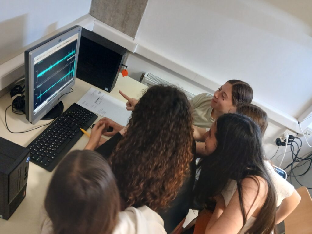 Μαθητές του Αρσακείου Πάτρας μελετούν το φαινόμενο Concert Quake στη συναυλία των Metallica 29 Μαθητές του Αρσακείου Πάτρας μελετούν το φαινόμενο Concert Quake στη συναυλία των Metallica