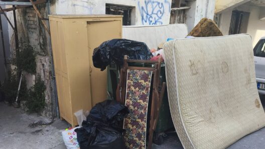 Πάτρα: Εφτιαξε...«επιπλάδικο» έξω από το σπίτι του ΦΩΤΟ 38 Πάτρα: Εφτιαξε...«επιπλάδικο» έξω από το σπίτι του ΦΩΤΟ