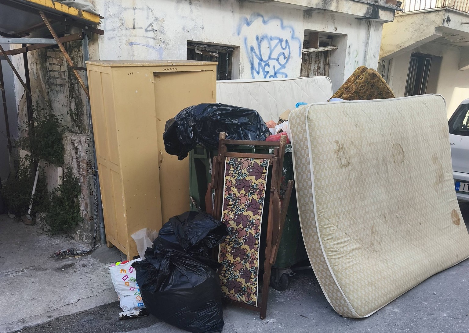 Πάτρα: Δόθηκε λύση με το...«επιπλάδικο» έξω από σπίτι ΦΩΤΟ 16 Πάτρα: Δόθηκε λύση με το…«επιπλάδικο» έξω από σπίτι ΦΩΤΟ