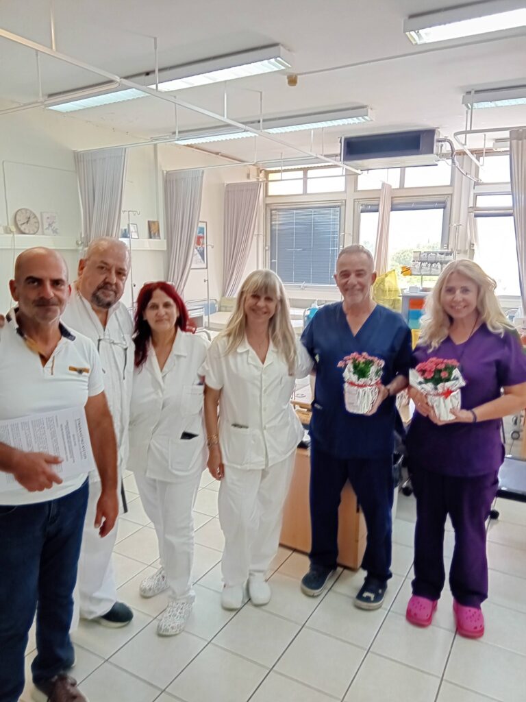 Λουλούδια στο πολύπαθο νοσηλευτικό προσωπικό, στον «Αγιο Ανδρέα» ΦΩΤΟ 31 Λουλούδια στο πολύπαθο νοσηλευτικό προσωπικό, στον «Αγιο Ανδρέα» ΦΩΤΟ