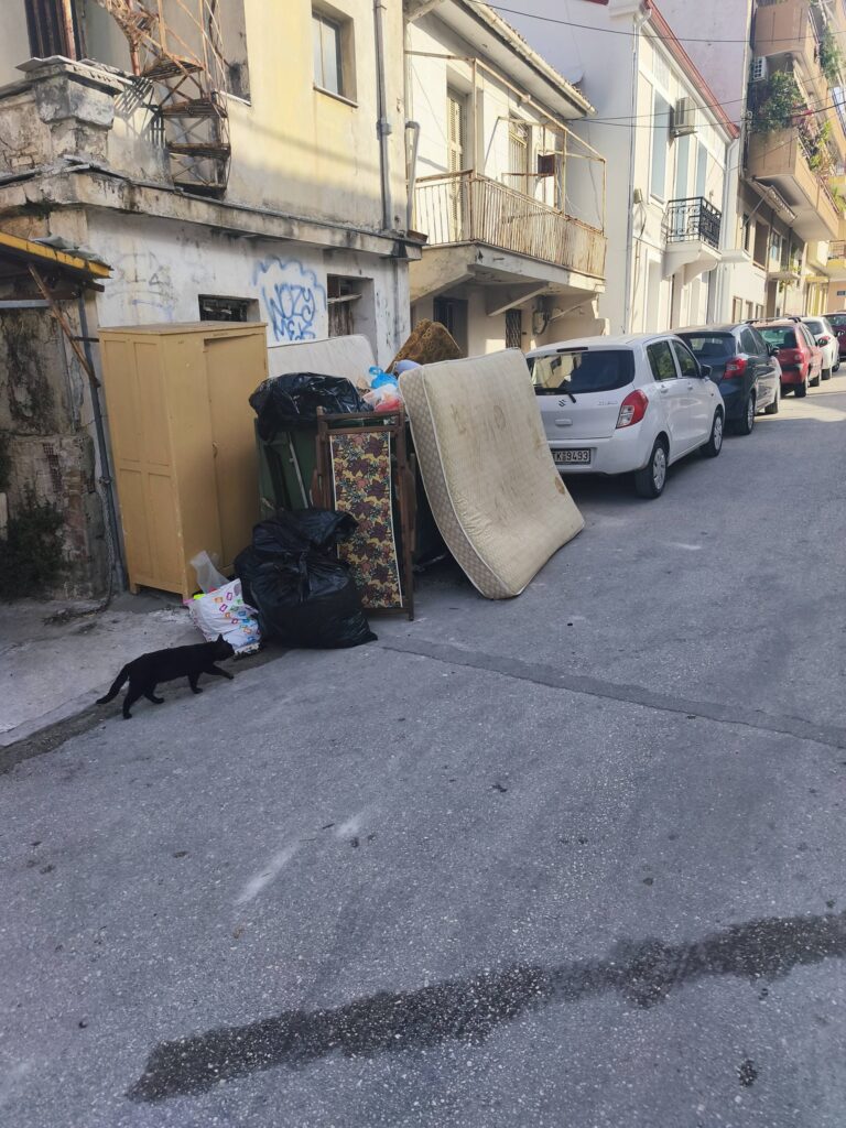 Πάτρα: Δόθηκε λύση με το...«επιπλάδικο» έξω από σπίτι ΦΩΤΟ 28 Πάτρα: Δόθηκε λύση με το...«επιπλάδικο» έξω από σπίτι ΦΩΤΟ