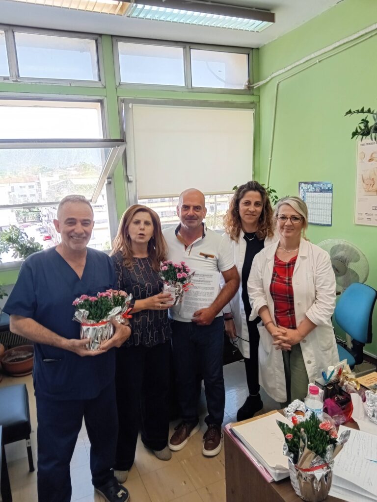 Λουλούδια στο πολύπαθο νοσηλευτικό προσωπικό, στον «Αγιο Ανδρέα» ΦΩΤΟ 33 Λουλούδια στο πολύπαθο νοσηλευτικό προσωπικό, στον «Αγιο Ανδρέα» ΦΩΤΟ