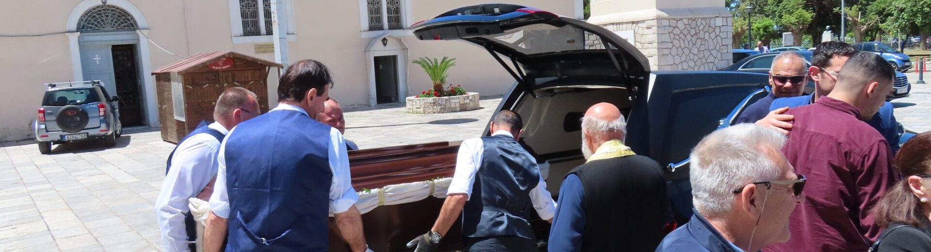 Πάτρα: Σε κλίμα βαθιάς συγκίνησης η κηδεία του Σοφοκλή Κολαίτη ΦΩΤΟ