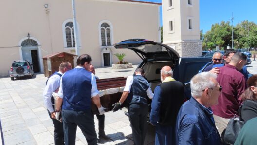 Πάτρα: Σε κλίμα βαθιάς συγκίνησης η κηδεία του Σοφοκλή Κολαίτη ΦΩΤΟ