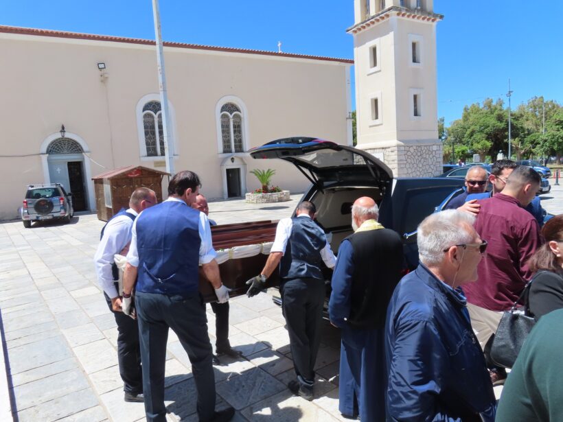 Πάτρα: Σε κλίμα βαθιάς συγκίνησης η κηδεία του Σοφοκλή Κολαίτη ΦΩΤΟ