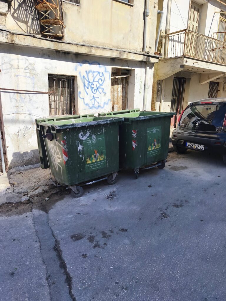 Πάτρα: Δόθηκε λύση με το...«επιπλάδικο» έξω από σπίτι ΦΩΤΟ 29 Πάτρα: Δόθηκε λύση με το...«επιπλάδικο» έξω από σπίτι ΦΩΤΟ