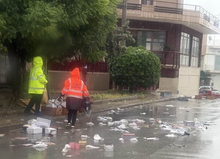 Αίγιο: Γέμισε ο δρόμος...φρούτα και ζαρζαβατικά - Η Λαΐκή στο έλεος της βροχής ΦΩΤΟ