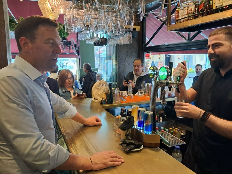 Πάτρα: Ο Στέφανος Κασσελάκης σε bar για συναντήσεις με πολίτες ΝΕΕΣ ΦΩΤΟ